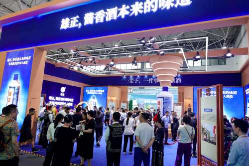 排队也要尝！2024酒博会上1499元的雄正酱香酒魅力何在？(图1)