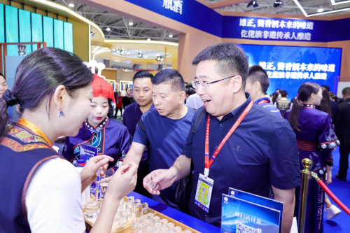 排队也要尝！2024酒博会上1499元的雄正酱香酒魅力何在？(图2)
