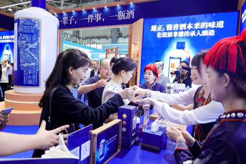 排队也要尝！2024酒博会上1499元的雄正酱香酒魅力何在？(图5)
