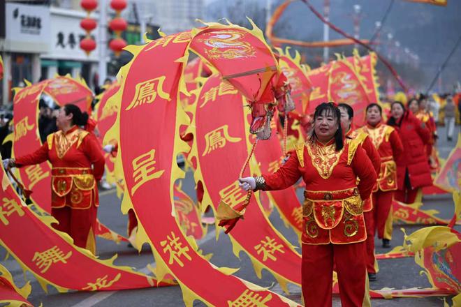 河北丰宁：非遗花会齐上阵欢天喜地闹元宵(图2)