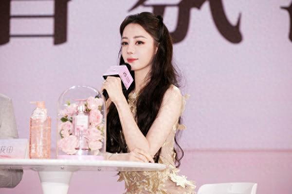 九游娱乐：迪丽热巴传加盟周星驰《女足》！冲热搜有望成「最美星女郎」(图1)