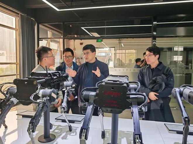 九游娱乐：山大齐鲁交通学院访问宇树科技！人形机器人要进军地下工程？(图1)