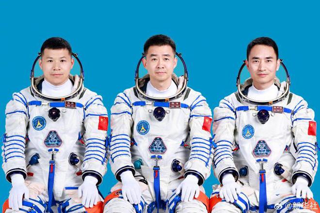 九游娱乐：新闻8点见丨新“出差三人组”亮相神二十瞄准明日17时17分发射(图1)
