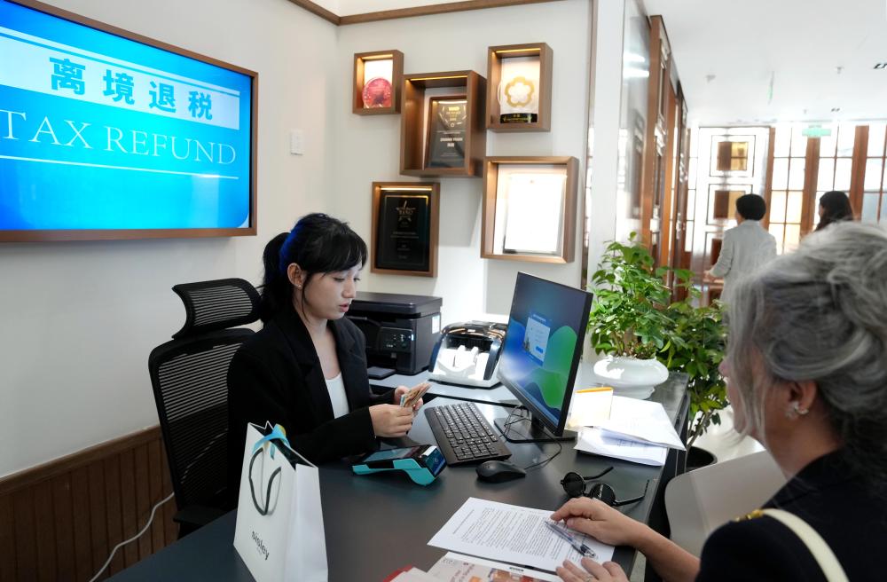 外国游客“在华扫货”热：“带空箱子到中国！”(图2)