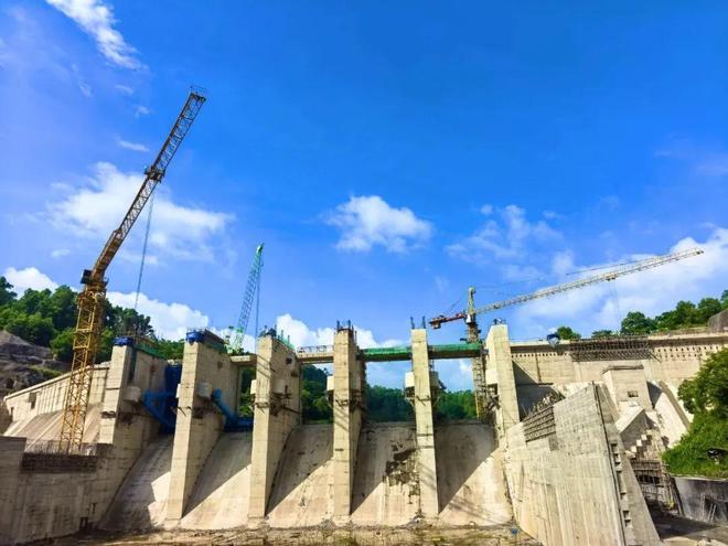 九游娱乐NineGame：中国能建葛洲坝二公司承建的斯里兰卡莫拉高拉水电站大坝顺利封顶(图1)