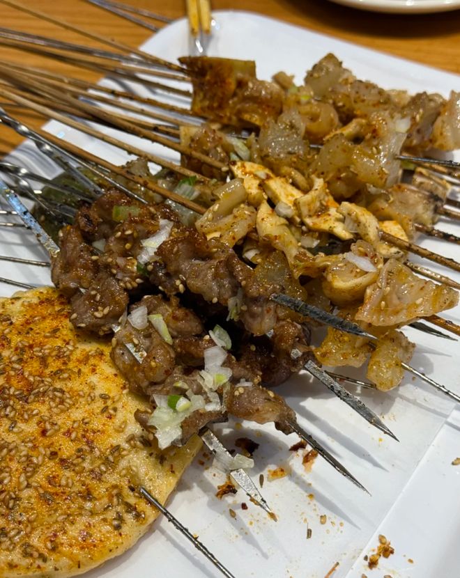 花100块把马拉松吃成喜家德和东北烧烤流水席“2万一套房”的「东北小瑞士」成中产性价比度假胜地了？(图7)