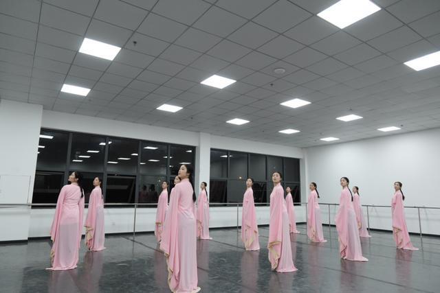 原创舞剧《山止川行》即将亮相“舞林霸主”张傲月担任总导演(图1)