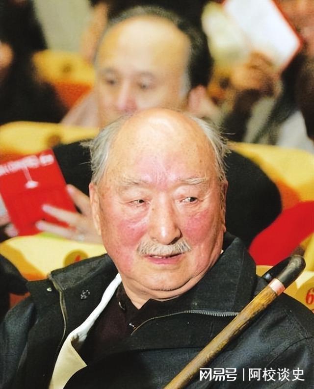 舅舅是陈佩斯外公是影帝爸爸是一级演员自己却甘愿当网红！(图3)