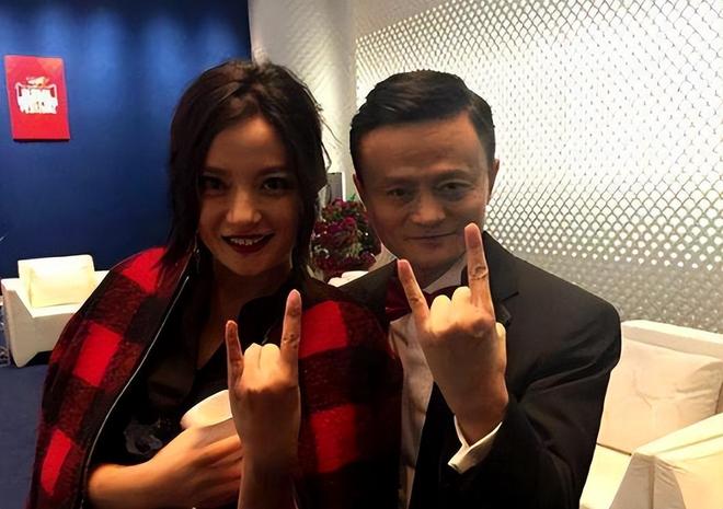 封杀4年后49岁赵薇又有消息因胃癌去世传闻5个月前就真相大白(图3)