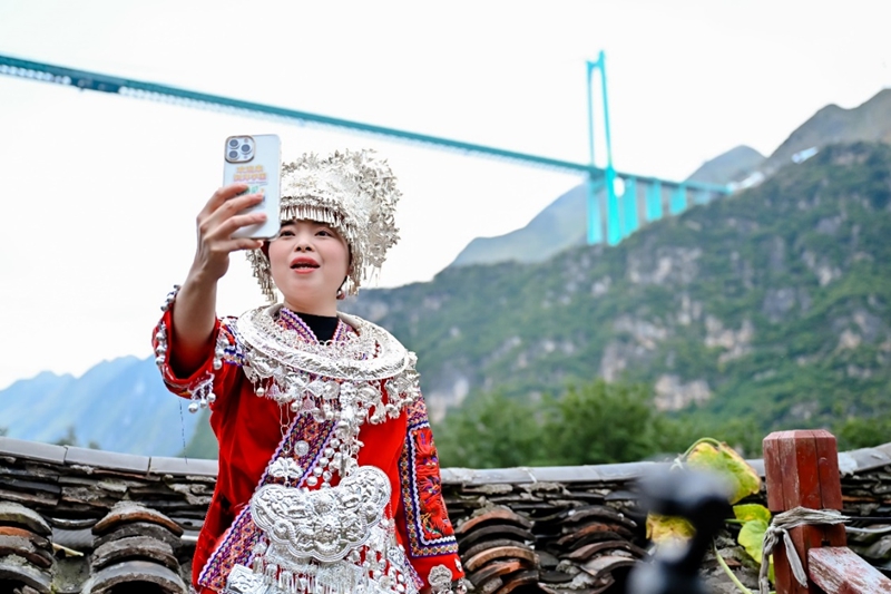 九游娱乐：从花江峡谷大桥出发：探访“多彩贵州移起向新”(图6)