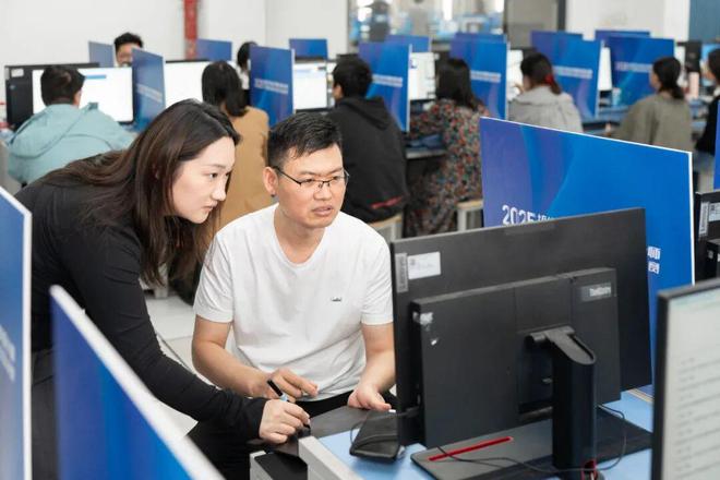 纹创新象挖掘创意设计人才！2025年纺织行业纺织面料设计师（图案）职业技能竞赛全国决赛顺利举行(图7)