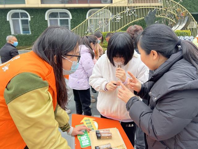 九游娱乐NineGame：大学生志愿者与盲生家庭协同互助共建“理解、包容、互助”的社会氛围(图1)