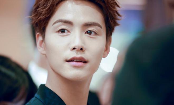 盘点2025年被曝“塌房”的10位明星看看都有谁？(图2)