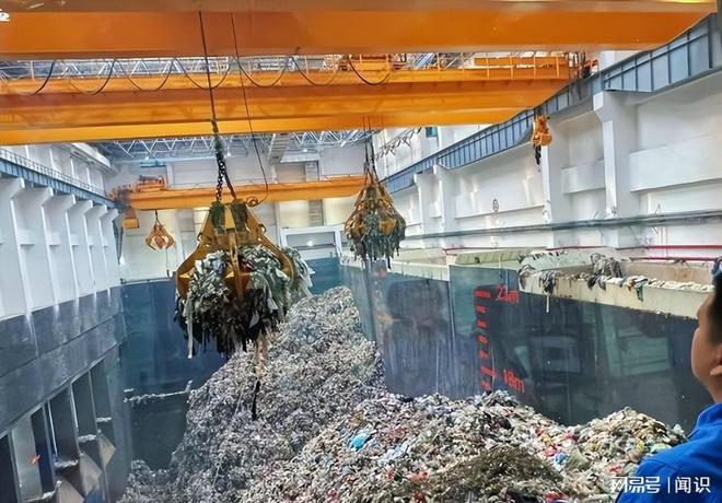 九游娱乐：垃圾山都被抢空了甚至还要进口垃圾？中国：这不是玩笑！(图2)