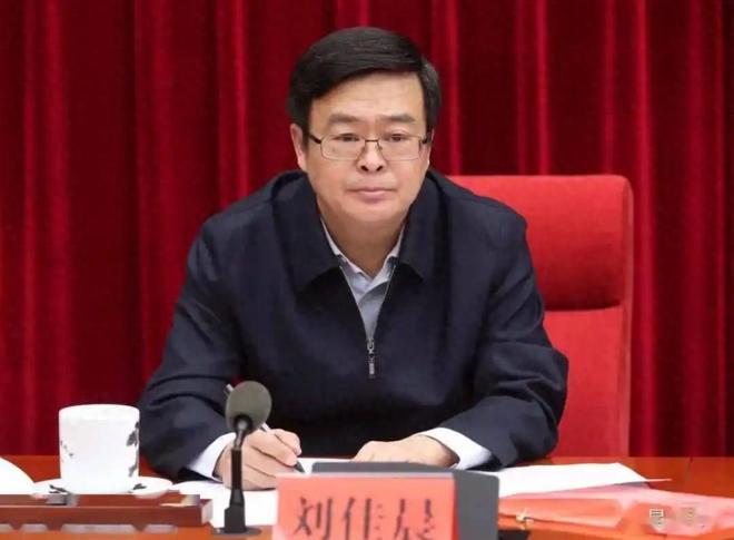 九游娱乐：昆明市原市长刘佳晨涉隐瞒境外存款罪等被公诉曾在外企任软件工程师因“全马破4”受关注(图1)