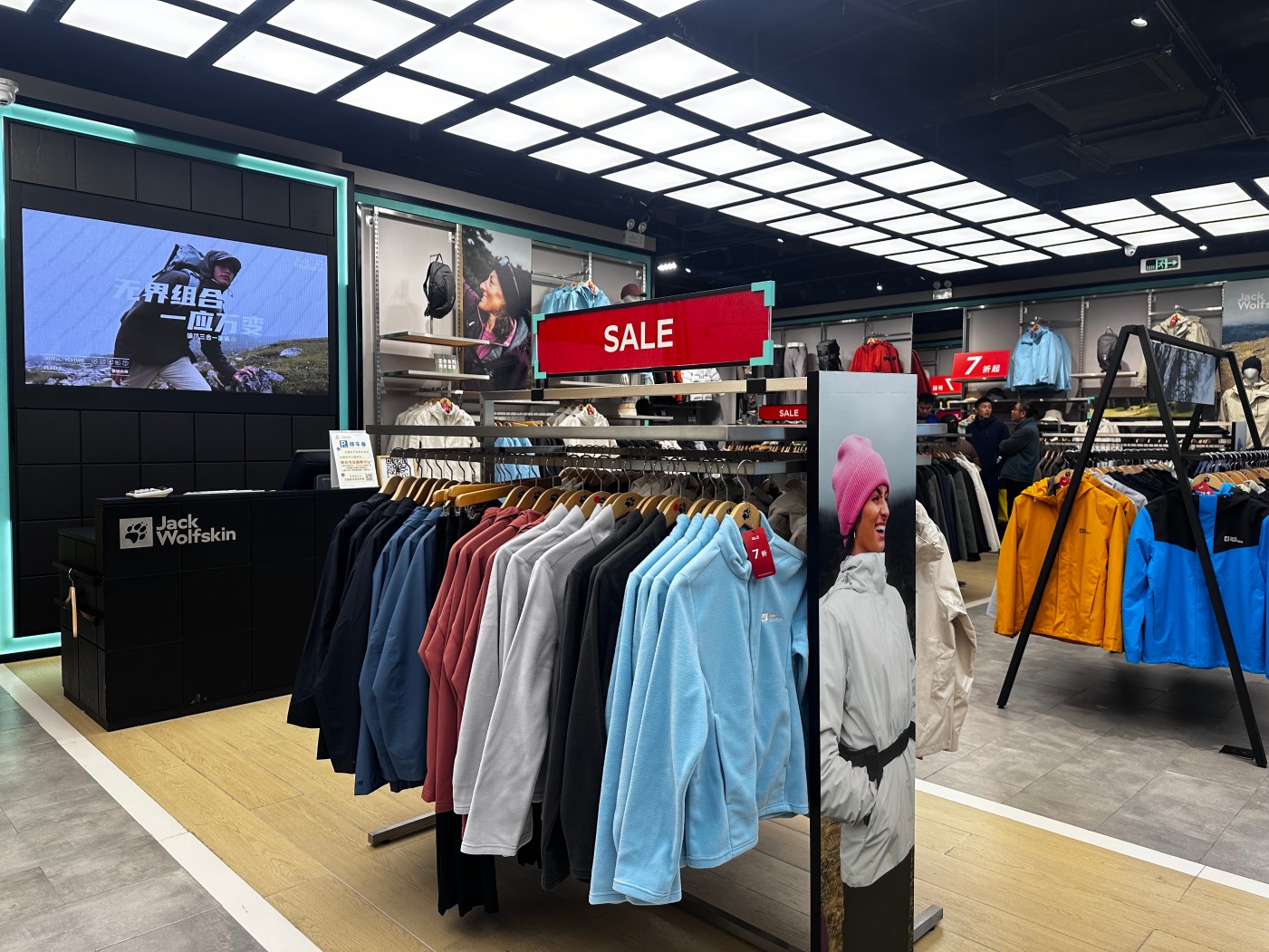 安踏收购200多天后狼爪开进合肥万象城但还卖不了万元羽绒服(图1)