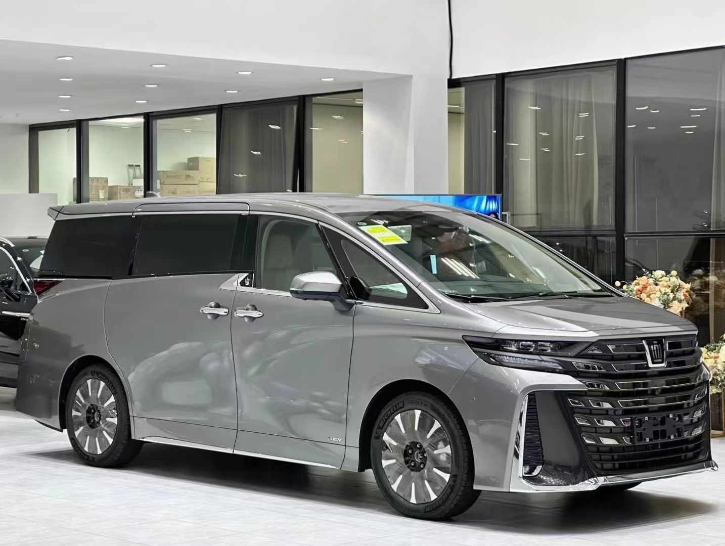 九游娱乐：2024款丰田威尔法展厅现车最新报价(图1)