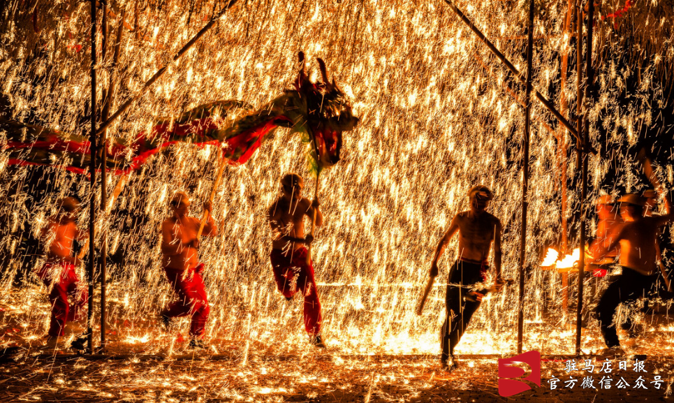 九游娱乐NineGame：惊艳全国！确山打铁花登上《人民日报》头版(图2)