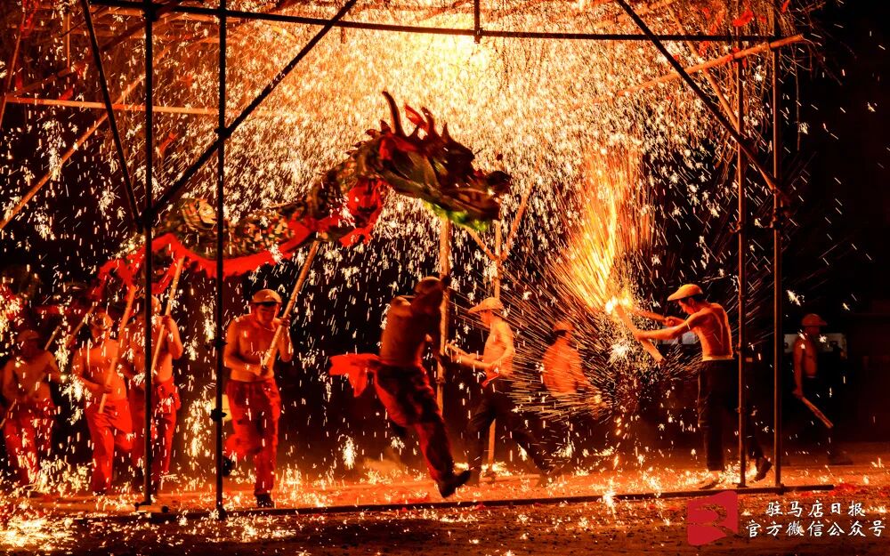 九游娱乐NineGame：惊艳全国！确山打铁花登上《人民日报》头版(图4)