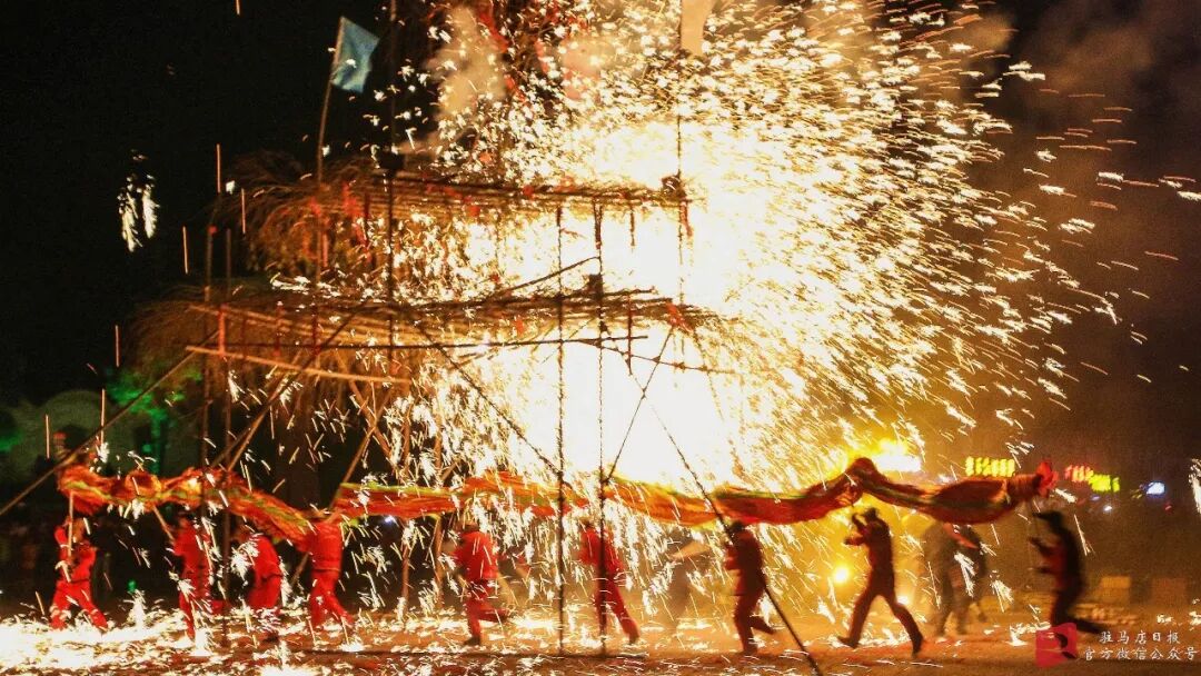 九游娱乐NineGame：惊艳全国！确山打铁花登上《人民日报》头版(图5)